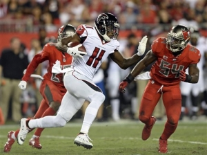 Atlanta Falcons wide receiver Julio Jones (11) runs past Tampa Bay Buccaneers outside linebacker Lavonte David (54) after a reception during the first half of an NFL football game in Tampa, Fla., Thursday, Nov. 3, 2016. (AP Photo/Jason Behnken)