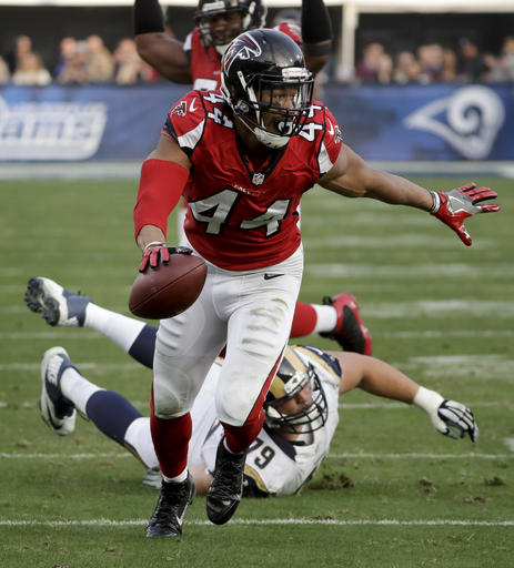 Atlanta Falcons outside linebacker Vic Beasley runs for a touchdown against the Los Angeles Rams during the second half of an NFL football game, Sunday, Dec. 11, 2016, in Los Angeles. (AP Photo/Rick Scuteri)